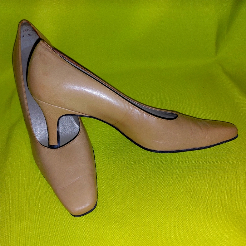 Vintage woman Shoes Beige Leather Trotters Brazil Size 7 1/2 N